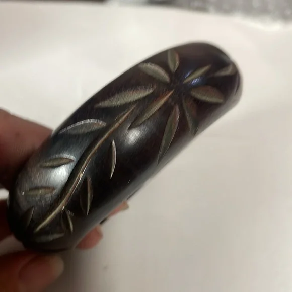 Carved Resin Bangle Bracelet Dark Chocolate Brown Chunky Costume Jewelry - Picture 2 of 5